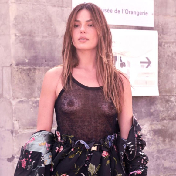 Isis Valverde pelada