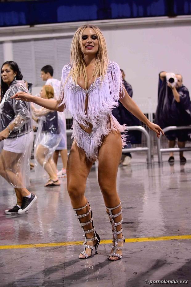 Fotos de Fernanda Lacerda A Mendigata no Carnaval 2016 - Foto 24108