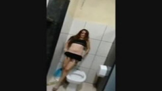 Safada bebada Pelada no banheiro dos homens em festa