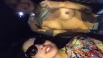 2 safadas de Floripa pagando peitinho e se beijando