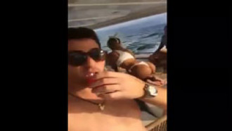 Festa de rico é assim com bebida cara e gostosas peladas