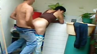 Comeu esposa lavando roupa no quintal