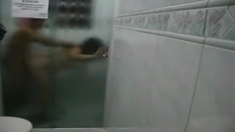 Metendo no banho e engolindo porra
