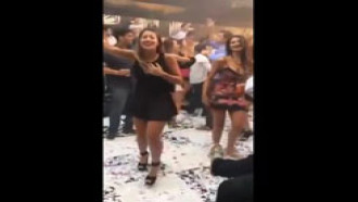 Letícia bebeu de mais e mostrou a calcinha na festa da faculdade