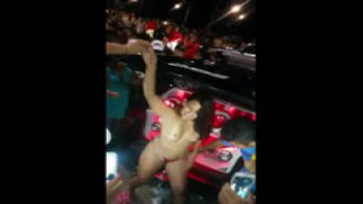 Fluxo no grau baile funk na rua com safada pelada em público