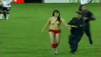 Mulher invade campo pelada em jogo do tecnico Felipão
