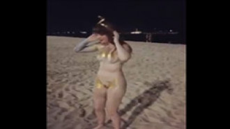 Gringa tomou banho de mar e desmontou a fantasia de carnaval.