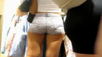 Loirinha perfeita com shortinho socado