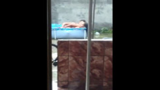 Casal de namorados flagrados transando na piscina pelo primo