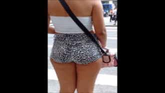 Garota Deliciosa Com Shortinho Socado No Ponto De Ônibus