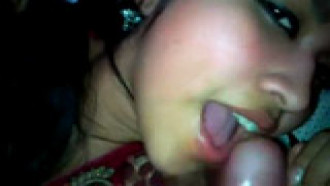 Novinha moreninha engolindo toda a porra