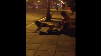 Mulher Drogada Tirou A Roupa Na Rua