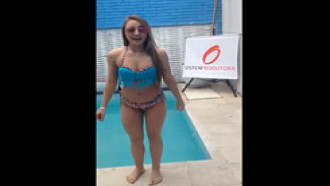 Funkeira loirinha rebolando de biquíni Hellxx