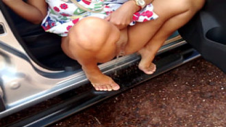 Casada exibicionista mijando na estrada