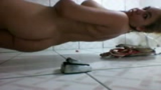 Crente safada peladinha no banheiro