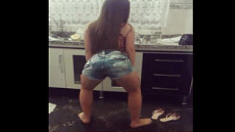 gabrielly gostosa dançando na cozinha