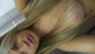 Giselle Sakai peladinha no banheiro