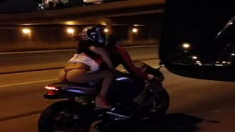 FLAGRA DE GOSTOSA PAGANDO CALCINHA NA ESTRADA!