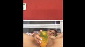 Gostosa do Rio de Janeiro Enfiando Pepino Na Buceta