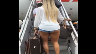 Gostosa flagrada embarcando no avião