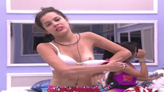 Mayla Araújo nua pagando peitinho no BBB 17 pelada video 2