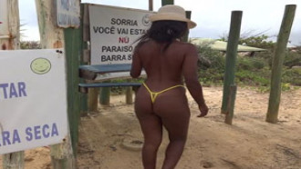Morena exibida pelada na praia casal carentony
