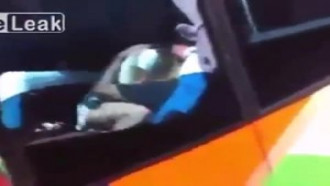 Gostosa cavalgando no ônibus