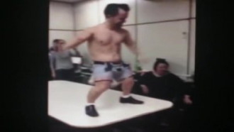 Anão Gogo Boy fazendo strip tease em festa na delegacia