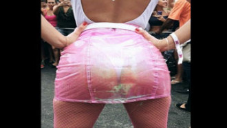 Bruna Marquezine de fio dental e saia transparente rebolando