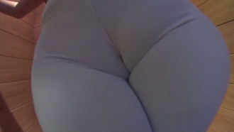 novinha gostosa de calça legging dando pata de camelo