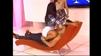 Gostosa sem calcinha na TV ensinando a cavalgar
