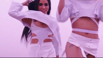 Anitta nua pagando peitinho em Clipe