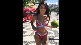 Gina Valentina no Rio de Janeiro andando de biquíni