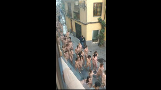 Mulheres nuas no meio da rua em evento na Europa