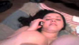 Renata falando com o corno no cel e levando pica do amigo