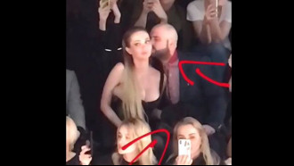 Gostosa flagrada batendo punheta em desfile de moda
