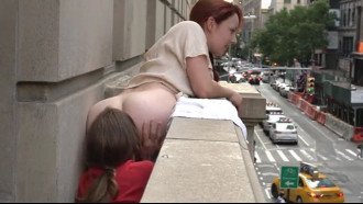 Ruiva na sacada do prédio ganhando chupada da amiga