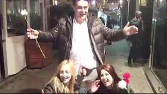 Putas pagando no meio da rua na festa da cidade