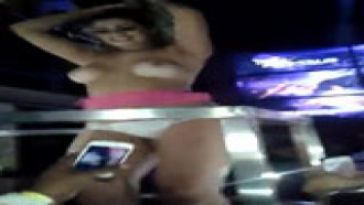 Loira cavala tirando a roupa no baile funk e ficou pelada pra todos