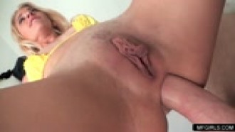 Anal com a loira bucetuda gemendo com o pau entrando