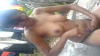 Raspando a buceta no quintal filmadas no flagra caiu na net