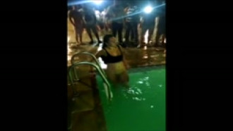 Pelada na festa toda nua na piscina na frente de todos